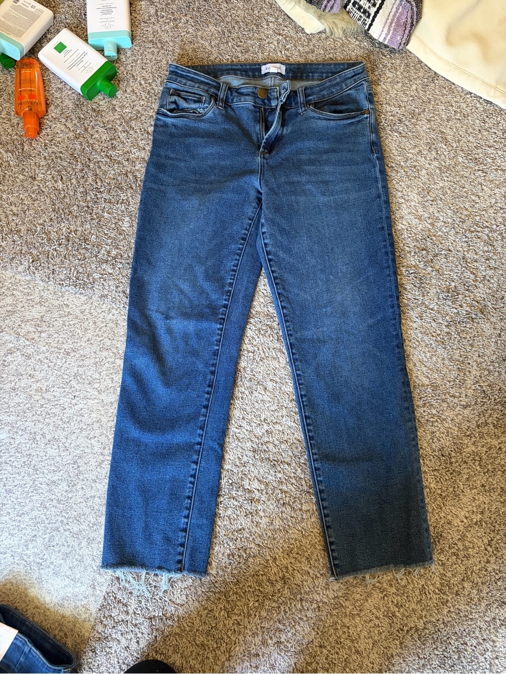 Evereve Slim Straight Jeans in Dark Blue Wash